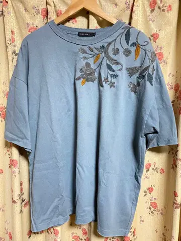 자수 들어간 파랑 T셔츠