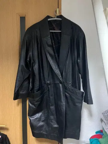 블랙 컬러 더블 버튼 가죽 자켓