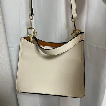 릴리 브라운 숄더백 크림색