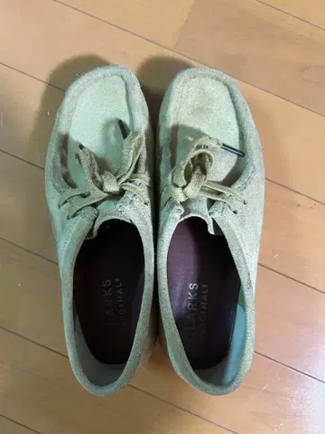 CLARKS 베이지 스웨이드 모카신