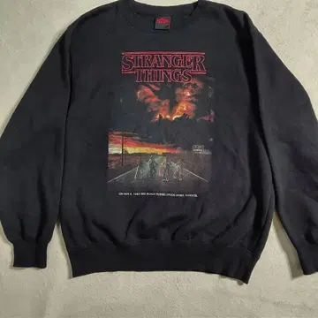 [ 새상품급 ] GU x 스트레인저 싱스 블랙 맨투맨