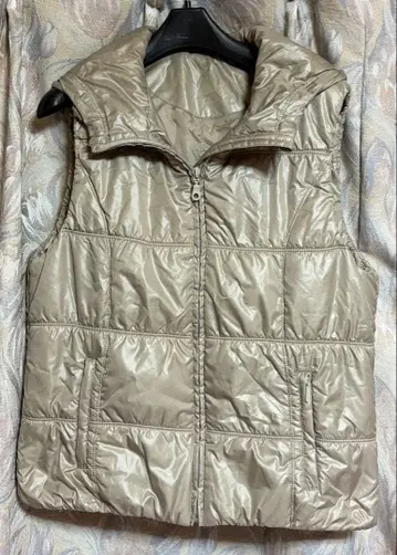 유니클로 후드 부착 다운 베스트 베이지 XL