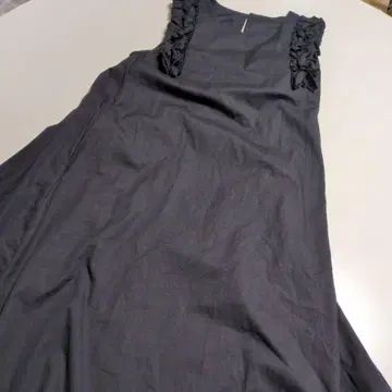 블랙 프릴 에이프런풍 원피스