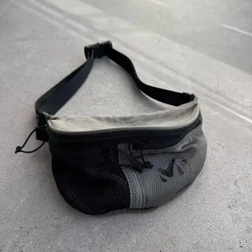미사용급 밀레 키리바치 바디백 웨스트 파우치 완판 그레이