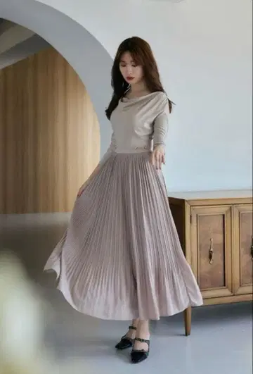 Perugia 드레이프 넥 플리츠 드레스 하리프