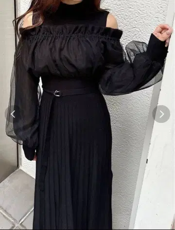 이소재 도킹 오프숄더 니트 원피스