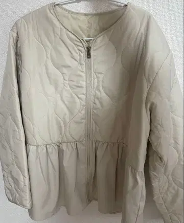 베이지 퀼팅 자켓 사이즈 확인 중