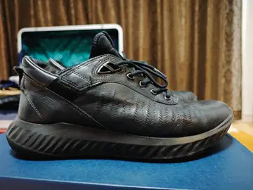 ECCO 블랙 스니커즈
