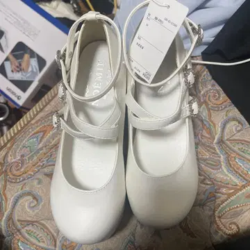 화이트 하이힐 펌프스 크리스탈 리본 포함
