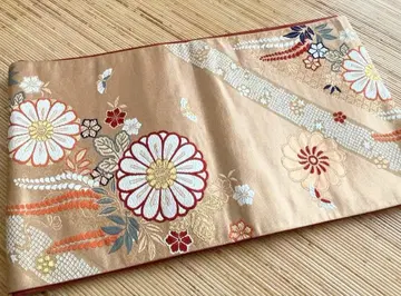 골드 컬러와 빨간색 자수 오비