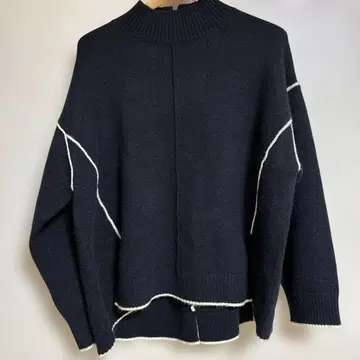 블랙 하이넥 스웨터 화이트 라인