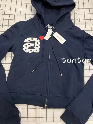 AEAE 네이비 도트 무늬 로고 후드 부착 후드티