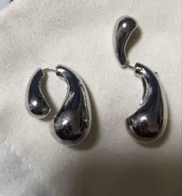 REVOLVE JENNY BIRD . 실버 알레르기 물방울형 후프 귀걸이