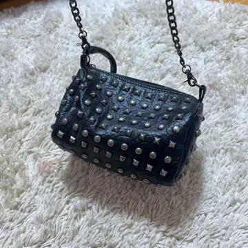 스터드 장식 블랙 가죽 숄더백
