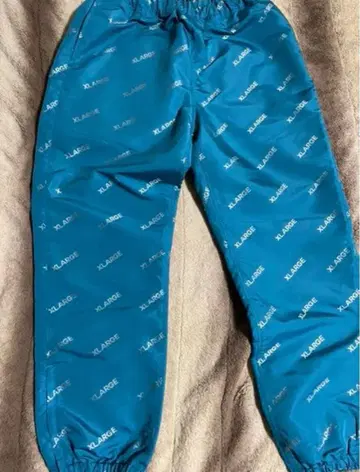 XLARGE 파란색 로고 프린트 팬츠 XLARGE