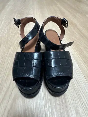 악어 엠보싱 블랙 오픈토 샌들