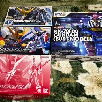 건담 프라모델 네 개 세트