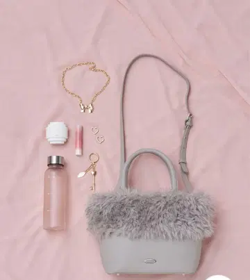 [품절 상품] [당일 발송] 릴리 브라운 퍼 달린 그레이 핸드백