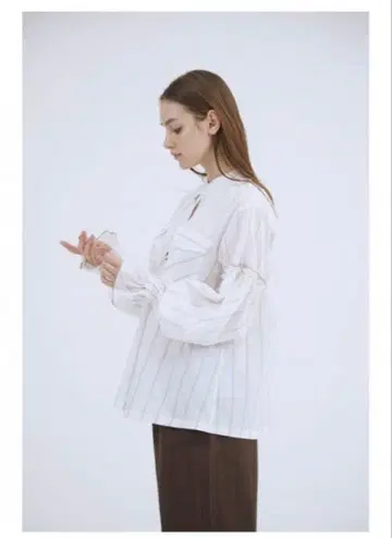 화이트 스트라이프 프릴 긴팔 셔츠