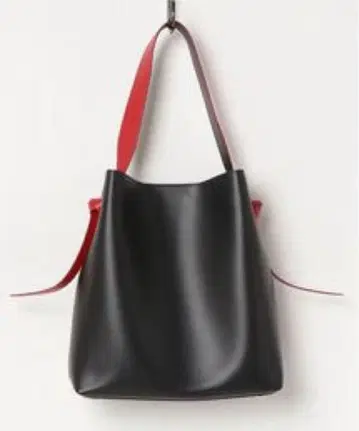 블랙 x 레드 밴드 포함 숄더백