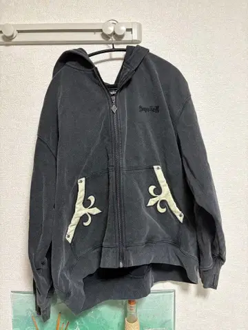 서플라이어 (SUPPLIER) 다크 그레이 후드티