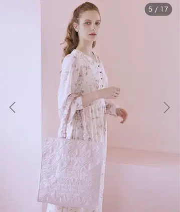 브랜드 로고 자수 퀼팅 스퀘어 토트