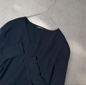 알아바일 V넥 울 100 니트 풀오버 블랙