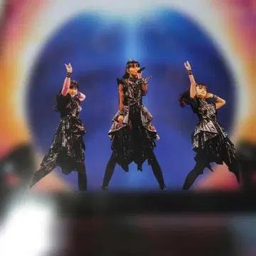 BABYMETAL 퍼포먼스 포스터