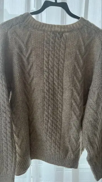 베이지 케이블 짜임 니트 긴팔