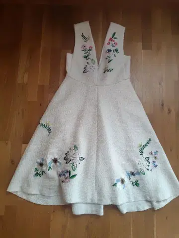 Chesty 플라워 자수 트위드 오버롤 스커트 화이트 사이즈 1