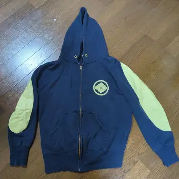 evisu의 후드티입니다.