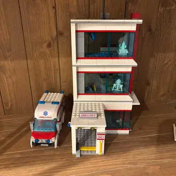 LEGO 구급차와 병원 빌딩 세트