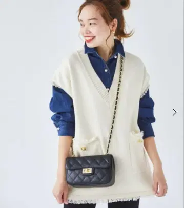 르쿠르블랑 프린지 V넥 베스트 아이보리 골드 버튼 루즈핏