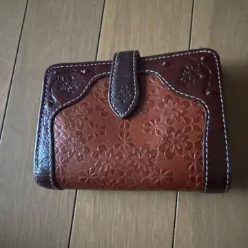 브라운 꽃무늬 엠보싱 이단 접이식 지갑