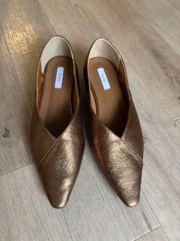 EVOL V컷 포인트 스택힐 펌프스 (브론즈)