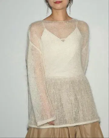 emmi 샤이니 모헤어 로우게이지 니트 상의 화이트