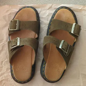 닥터 마틴 브라운 샌들