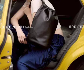 un/neu 인조 가죽 원 숄더백 블랙