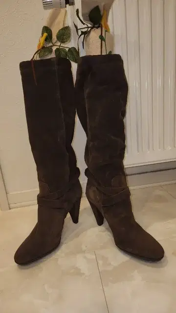 새상품급 populaire 다크 브라운 스웨이드 롱 부츠 39 애로우즈