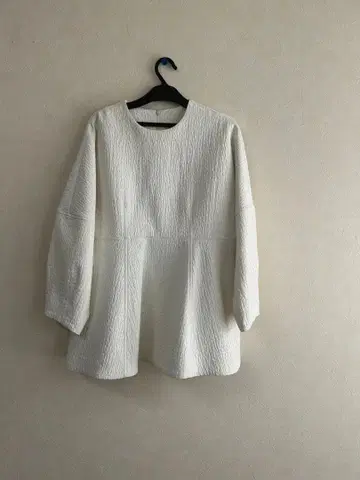 미사용품 미라 워 엔 화이트 플레어 실루엣 상의 1 size