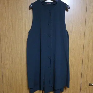 시선당 HITOSHI 블랙 슬리브리스 베스트