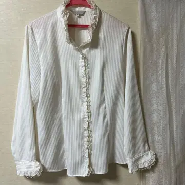 THEORIA 프릴 스트라이프 화이트 반짝이 블라우스