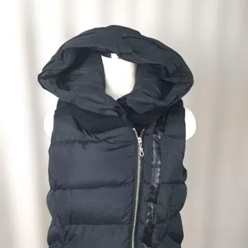 블랙 후드 부착 다운 베스트