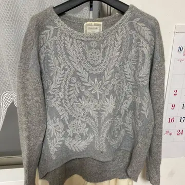 자수 들어간 그레이 울 스웨터