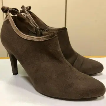 RANDA 브라운 스웨이드 리본 포함 부티