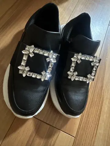 JEWEL CASKET 크리스탈 장식 블랙스니커즈