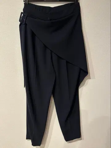 [새상품급] ADORE 어도어 네이비 비대칭 팬츠 38