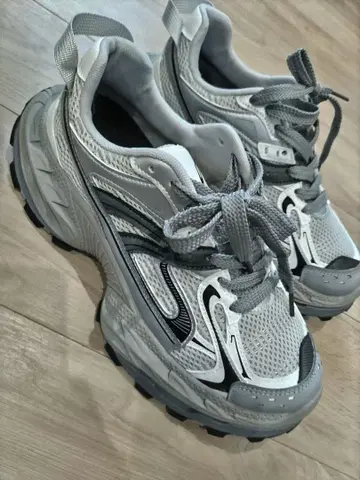 그레이 메쉬 대드 스니커즈