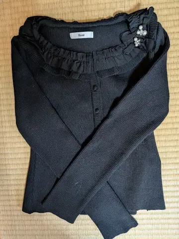 르네 블랙 프릴 펄 장식 긴팔 상의