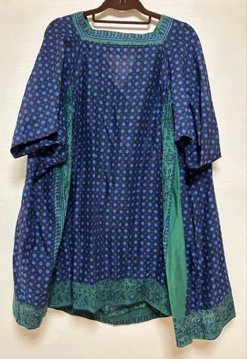 달리아 dahlia 네이비와 그린의 튜닉